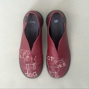 Camper burgundy-color cat/dog embroidery slip-ons